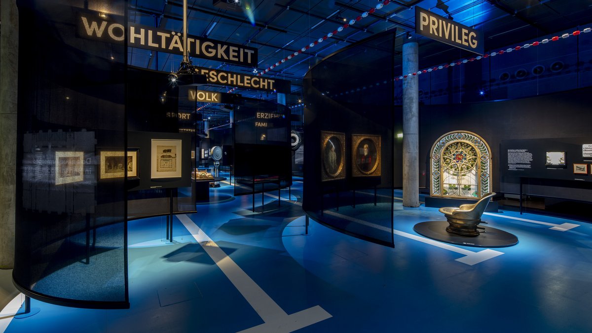 Die Ausstellung: ein unterwasserartiger Denkraum über gesellschaftliches Miteinander an Badeorten. Foto: Daniel Stauch, HdGBW