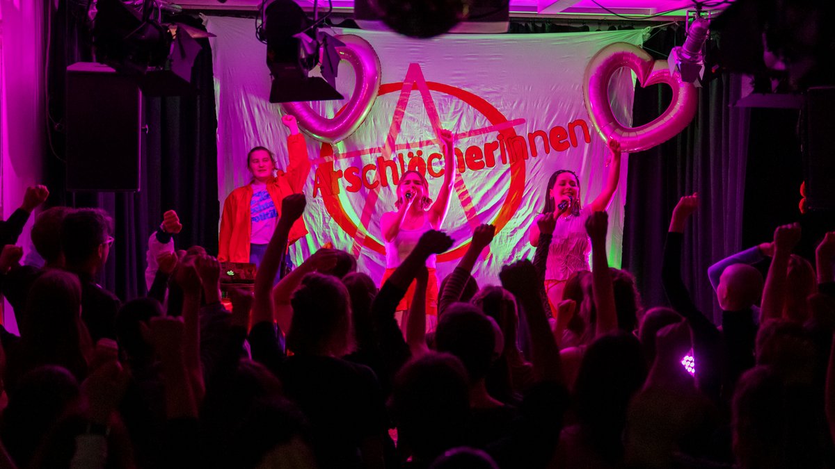 Vorband Die Arschlöcherinnen: aufwärmen bei einer dreiviertelstündigen Punk-Rap-Pop-Performance.