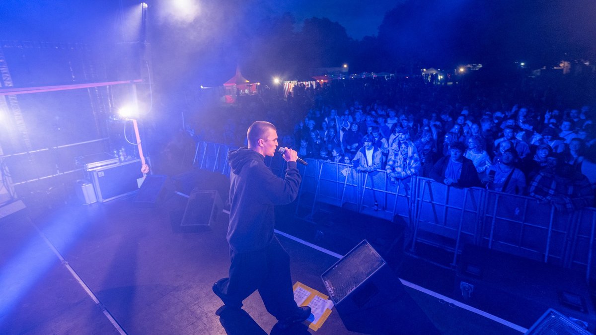 Einer der Headliner des Ract! 2025 und per se politisch: Rapper HeXer aus Leipzig.