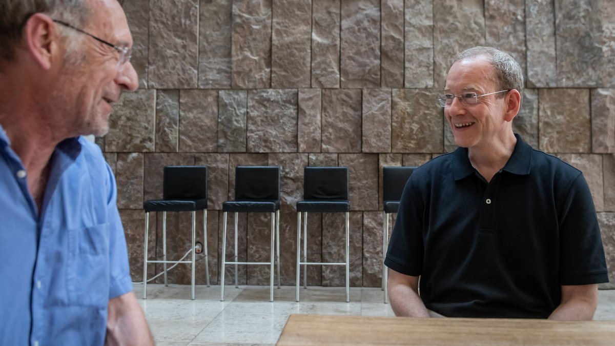 Stadtdekan Christian Hermes (rechts) beim Interview mit Stefan Siller im Haus der katholischen Kirche in Stuttgart. Foto: Jens Volle