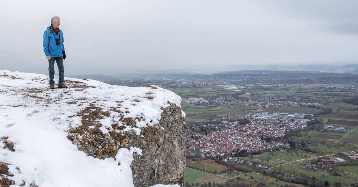 Wulf Gatter zeigt Weitblick beim Treffen mit Kontext, auf dem Breitenstein am Albtrauf oberhalb von Bissingen/Teck. Foto: Jens Volle