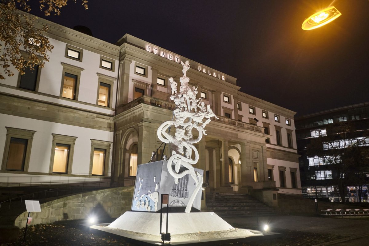 Am Anfang wollte Kuhn der Bahn auf die Finger  klopfen, später blockierte er das Lenk-Denkmal. Am Anfang wollte Kuhn der Bahn auf die Finger  klopfen, später blockierte er das Lenk-Denkmal.
