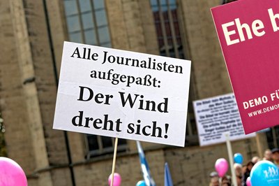 "Ich wehre mich gegen pauschale Zuschreibungen wie 'die Medien Lügen'". Plakat auf der sogenannten "Demo für alle".