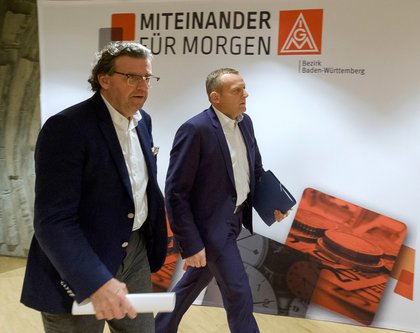 Südwestmetall-Chef Stefan Wolf (links) und IG-Metall-Bezirksleiter Roman Zitzelsberger bei den Tarifverhandlungen in Böblingen.