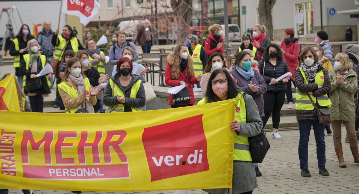 Erzieherinnen-Warnstreik in Nürtingen: Mit mehr KollegInnen wäre die Arbeit leichter. Doch es gibt zu wenig Nachwuchs. Fotos: Joachim E. Röttgers