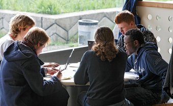 Leuchtender Feind im Klassenzimmer