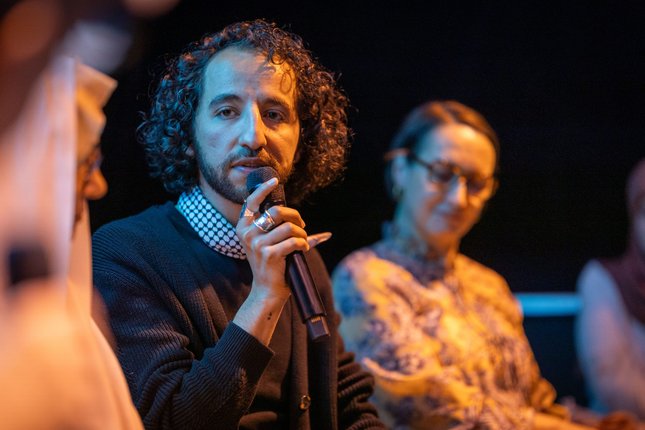 Der syrisch-palästinensische Autor Abdalrahman Alqalaq im Club Sunny High.