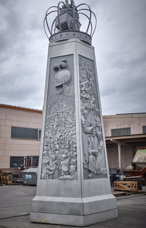 Die Figur an der Spitze des Denkmals darf erst nach der offiziellen Enthüllung am 9. Mai gezeigt werden.