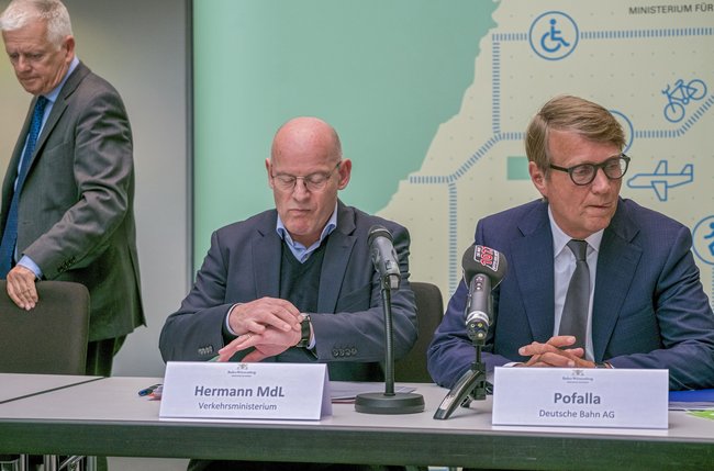 Lenkungskreissitzung im April 2017: OB Fritz Kuhn (links) hat die Faxen dicke.