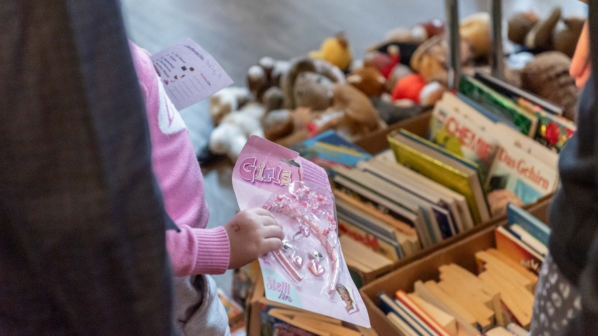 Bei der Weihnachtsfeier vier Tage später gibt es Kinderbücher und Spielzeug. Für jede ...