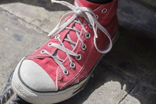 Links und rot ist ihr Schuh. Links und rot ist ihr Schuh.