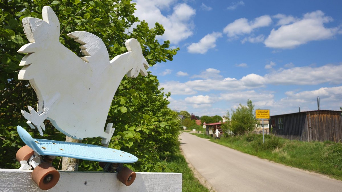 Ein skatendes Huhn am Dorfeingang. Mehr Fotos von Schloss Tempelhof mit Klick auf den Pfeil.