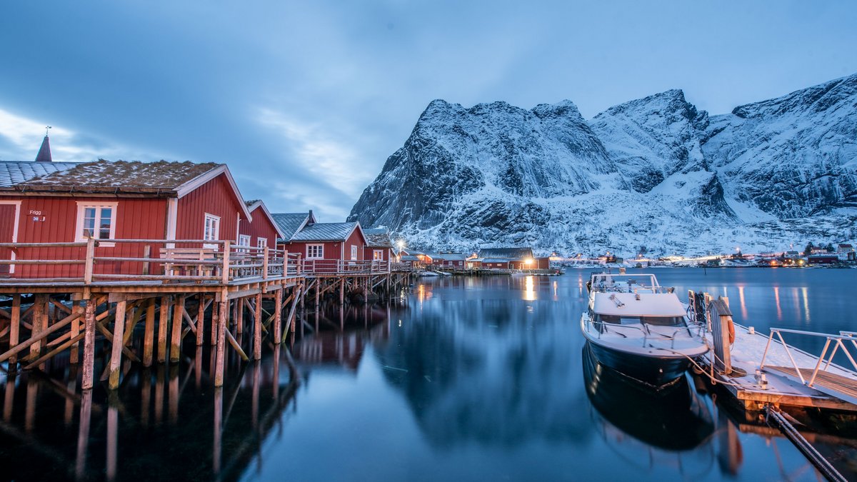 Holzhäuser, Fjorde und Polarlichter, Krimis, Nobelpreis, gestrickte Pullis und Goldmedaillen. Typisch Norwegen eben. Foto: Jens Volle