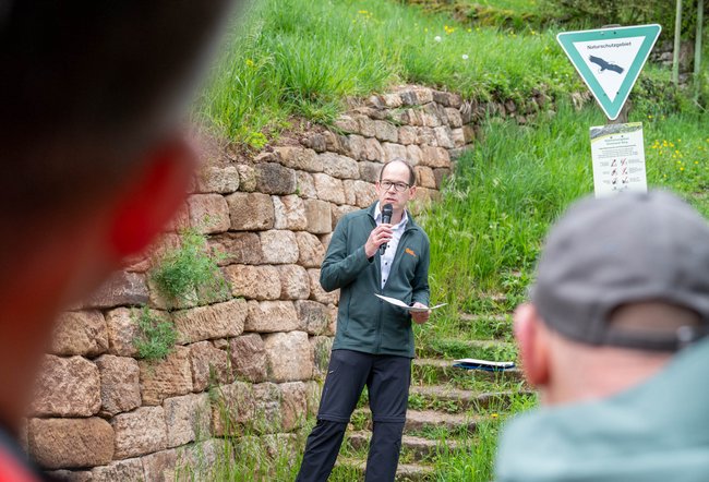 Am Wegesrand: Kolja Schümann vom Verein Vielfalt wirbt für Landschaftspflege.