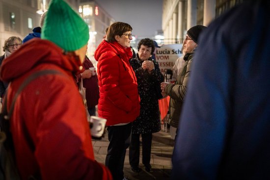"Große Vermögen besteuern!" Parteichefin Saskia Esken auf dem Mailänder Platz in Stuttgart.  "Große Vermögen besteuern!" Parteichefin Saskia Esken auf dem Mailänder Platz in Stuttgart.