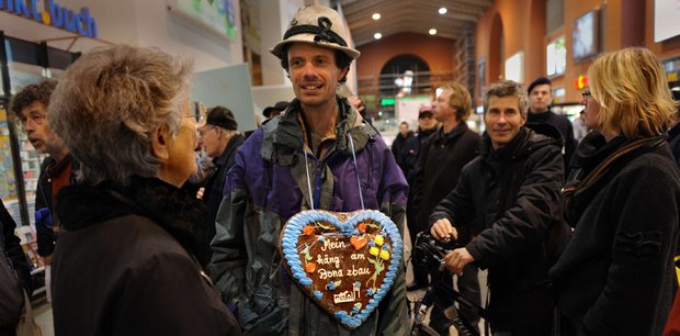 Ein Herz für den alten Bahnhof auf der dritten Montagsdemo. Foto: Ulrich Stübler