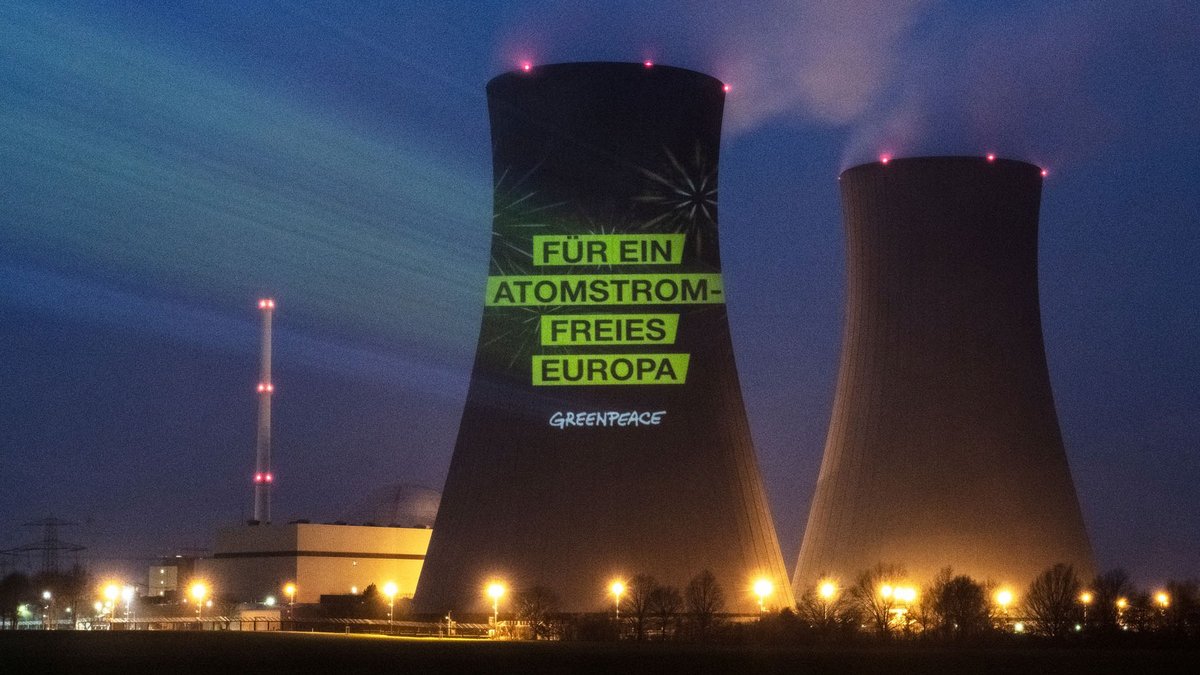 AKW Grohnde bei Hameln, Greenpeace-Projektion am 30. Dezember 2021. Foto: Greenpeace