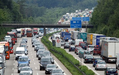 Die Ölkrise 1973 hatte die Autobahnen leer gefegt. Heute sind sie voller denn je. Foto: Joachim E. Röttgers