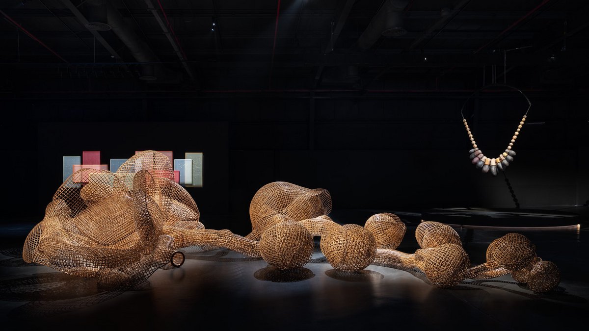 "Rang Phnom Flower", eine großformatige Arbeit des kambodschanischen Künstlers Sopheap Pich aus Rattan, Draht und anderen Materialien, erinnert an die Blüten des von den Buddhisten verehrten Kanonenkugelbaums. Foto: Marco Cappelletti