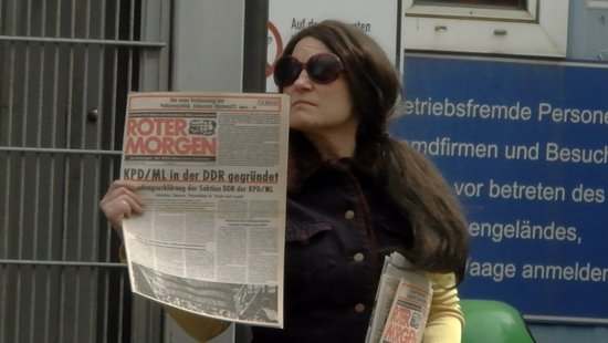 Eine ernste Angelegenheit: Zeitungsverkauf vor dem Werkstor.