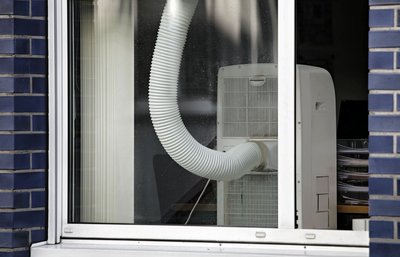 Stromfresser Klimaanlage. Besonders schlimm bei offenem Fenster. Foto: Joachim E. Röttgers Stromfresser Klimaanlage. Besonders schlimm bei offenem Fenster. Foto: Joachim E. Röttgers