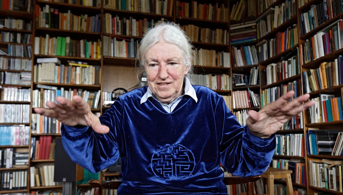 Die Soziologin und Philosophin Frigga Haug in ihrem Wohnzimmer. Fotos: Joachim E. Röttgers Die Soziologin und Philosophin Frigga Haug in ihrem Wohnzimmer. Fotos: Joachim E. Röttgers