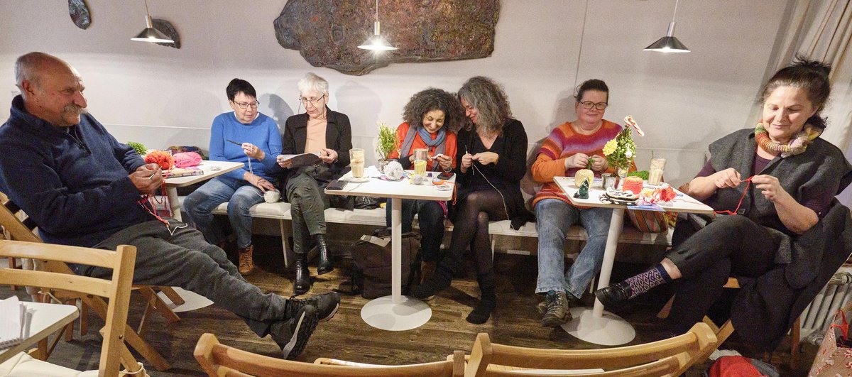 Gemeinsames Häkeln im Merlin, jeden Mittwoch um 18 Uhr.