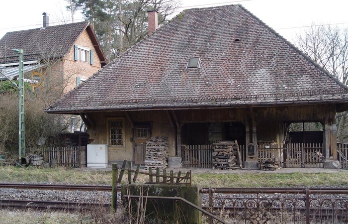 Der Bahnhof heute, daneben das ehemalige Wohnhaus der Imhofs. Seit den 1960ern fahren die Züge der Gäubahn ohne Halt daran vorbei.