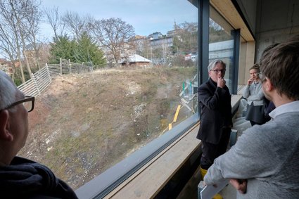 Da soll der Fußweg langgehen – Hendriks zeigt's vom Neubau aus.