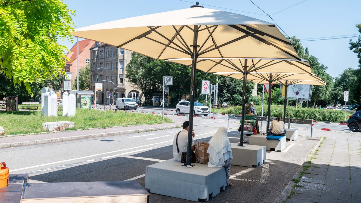Kühler wird's nicht mehr in Stuttgart: Verschattungsversuche am Bismarckplatz Foto: Jens Volle