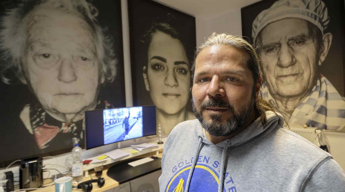 Luigi Toscano in seinem Mannheimer Atelier, mit Porträtaufnahmen aus seinem Projekt "Gegen das Vergessen". Fotos: Joachim E. Röttgers