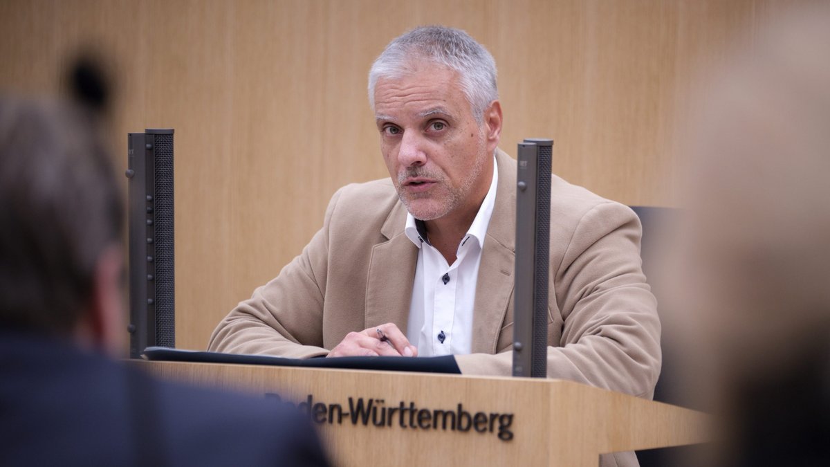 Abgesägte Spitzenbeamte sagen vor dem Untersuchungsausschus aus. Hier: Ex-SEK-Chef Rochus Denzel. Fotos: Joachim E. Röttgers Abgesägte Spitzenbeamte sagen vor dem Untersuchungsausschus aus. Hier: Ex-SEK-Chef Rochus Denzel. Fotos: Joachim E. Röttgers