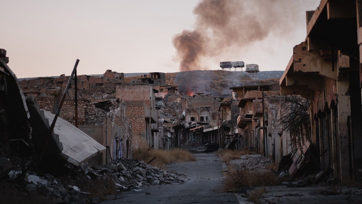 IS-Terror: die jesidische Stadt Sinjar, 2019. Foto: Levi Clancy, gemeinfrei, https://commons.wikimedia.org/w/index.php?curid=85914888