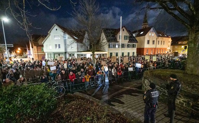 Innen pfui, außen hui: 3.000 Menschen demonstrieren vor der Barbara-Künkelin-Halle. 