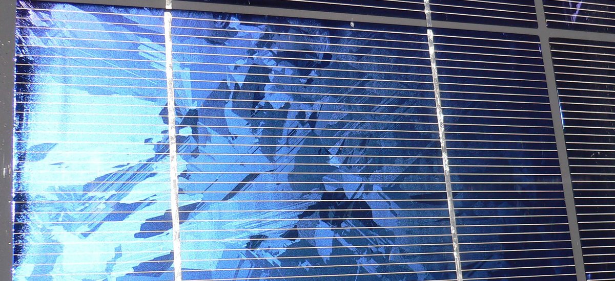 Eine Silizium-Solarzelle in Photovoltaik-Modul. Foto: Georg Slickers, <a href="http://creativecommons.org/licenses/by-sa/3.0/" title="Creative Commons Attribution-Share Alike 3.0">CC BY-SA 3.0</a>, <a href="https://commons.wikimedia.org/w/index.php?curid= Eine Silizium-Solarzelle in Photovoltaik-Modul. Foto: Georg Slickers, <a href="http://creativecommons.org/licenses/by-sa/3.0/" title="Creative Commons Attribution-Share Alike 3.0">CC BY-SA 3.0</a>, <a href="https://commons.wikimedia.org/w/index.php?curid=1014000">Link</a>