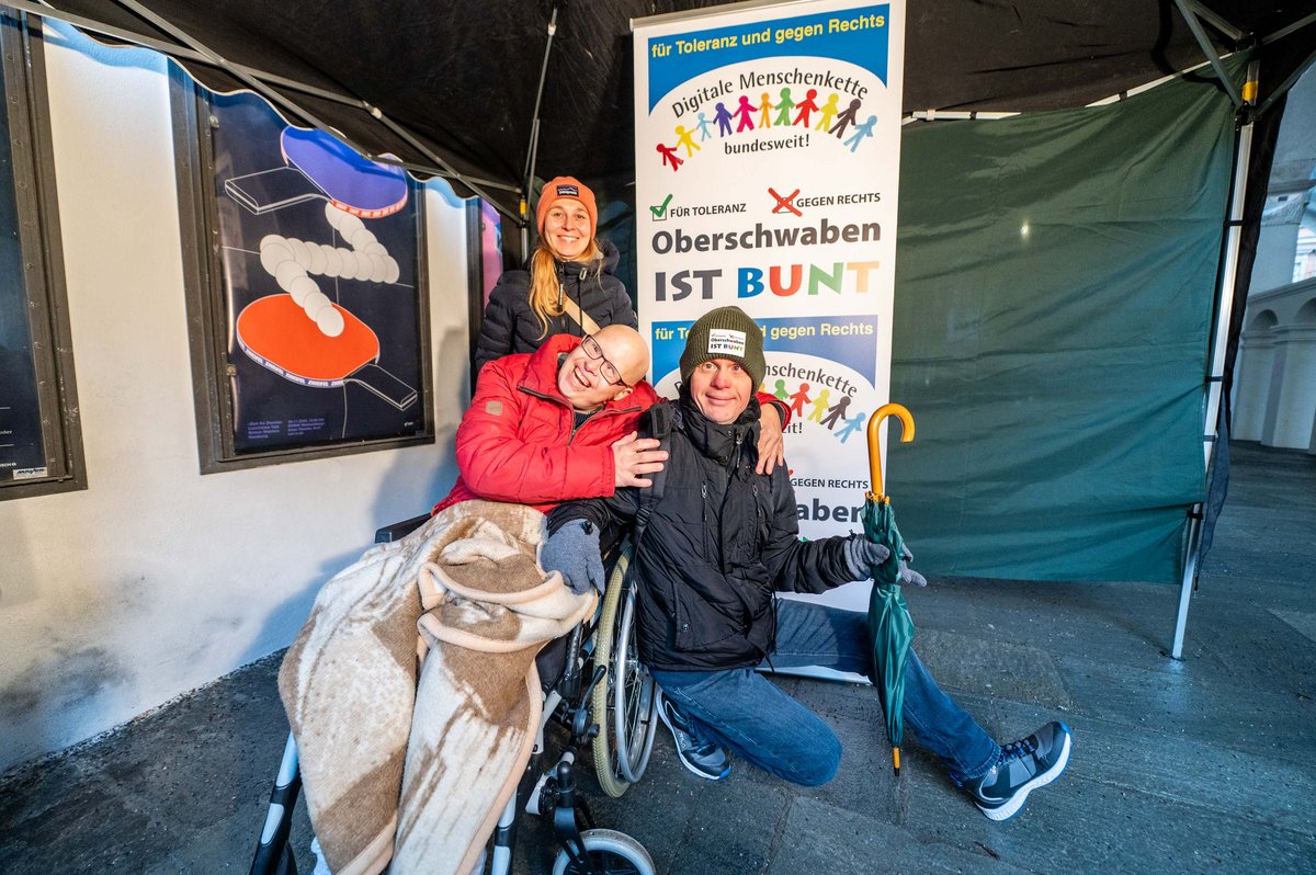 Macht Laune: Posieren für die digitale Menschenkette. 