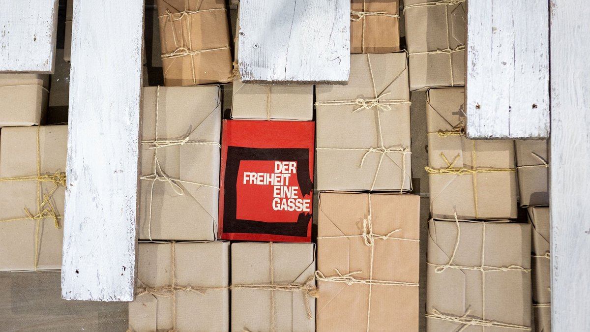 Versteckt unter Holzdielen: zu Paketen geschnürte Bücher und ein Vers des Dichters Georg Herwegh. Fotos: Julian Rettig