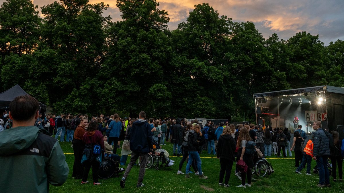 Relaxte Stimmung vor der Bühne Ost.