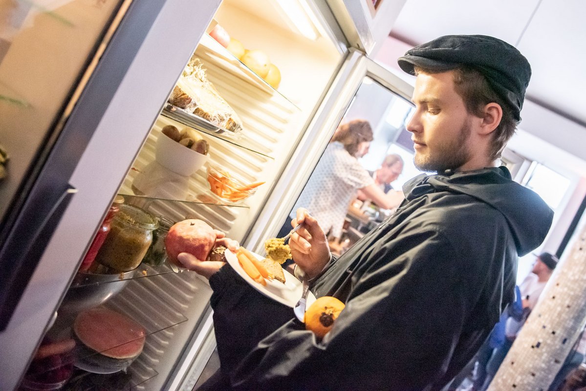 Ohne fragen, ohne zahlen: Freies Essen für alle in der Raupe Immersatt. Zur Fotostrecke geht es mit Klick auf das Bild. 