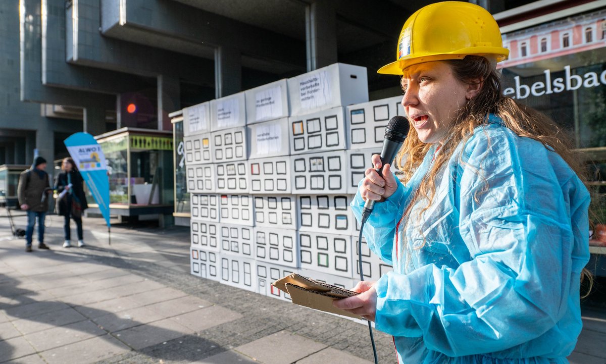 Johanna Neuffer, Vorständin der Tübinger Genossenschaft, verliest die Forderungen ans Wohnbauministerium. Fotos: Jens Volle Johanna Neuffer, Vorständin der Tübinger Genossenschaft, verliest die Forderungen ans Wohnbauministerium. Fotos: Jens Volle
