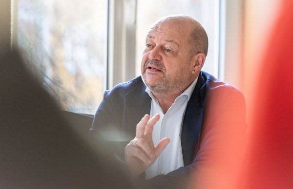 Unterstützung kommt etwa von Matthias Schmied vom Reutlinger Theater Tonne. Er spricht von Selbstausbeutung.