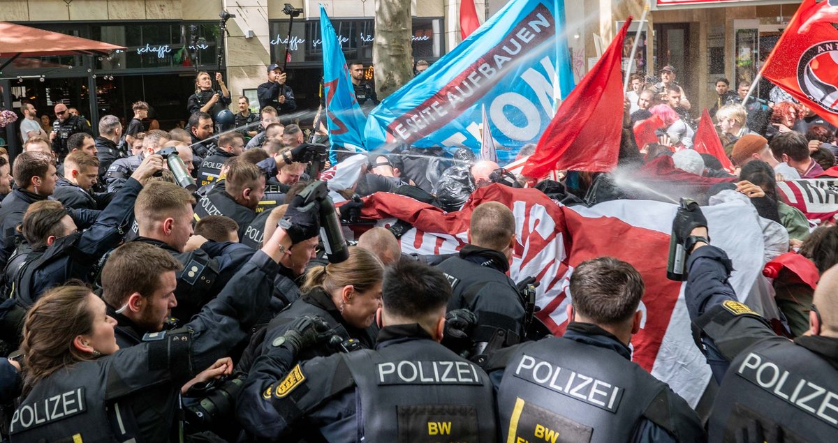 Die Polizei spricht von einem Pfefferspray-Angriff aus der Demo. Sie kann aber nicht ausschließen, dass sich Einsatzkräfte selbst verletzt haben. 