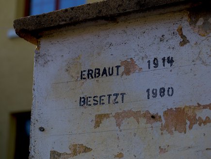Eine Inschrift an der Mauerwand der Schelling erinnert noch heute an die Hausbesetzung. Foto: Matthias Rude