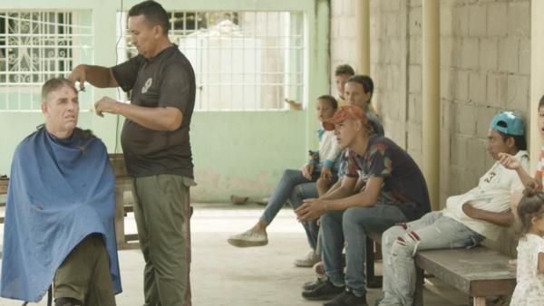 Muss auch mal sein: Haarschnitt im Exil. 