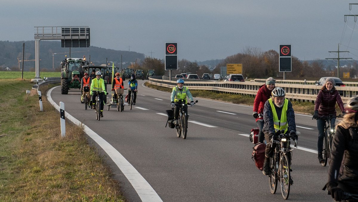 Zwar nicht mit 120 Sachen, aber gut gelaunt in den Sonnenuntergang. Zwar nicht mit 120 Sachen, aber gut gelaunt in den Sonnenuntergang.