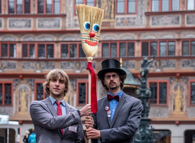 Gut aufgestellt: Besen mit Augen mit seinen Mitarbeitern David Hildner (l.) und Markus Vogt.