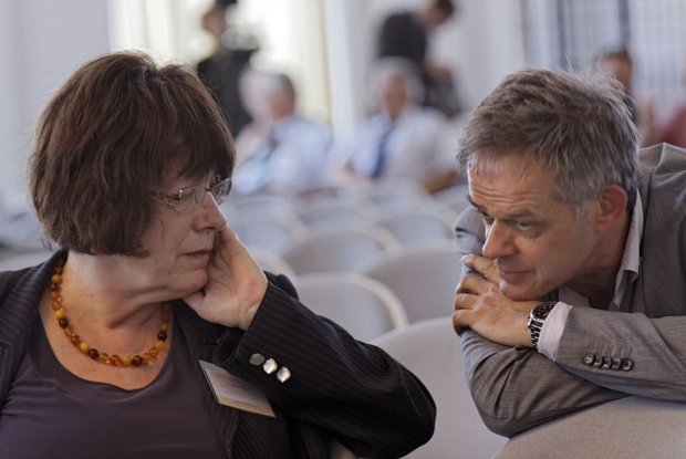 Schwere PR-Aufgabe für Regierungssprecher Rudi Hoogvliet, Gisela Erler, links. Foto: Röttgers