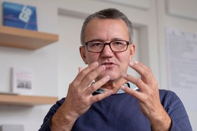 "Mit diesem ganzen Paket sitze ich hier."