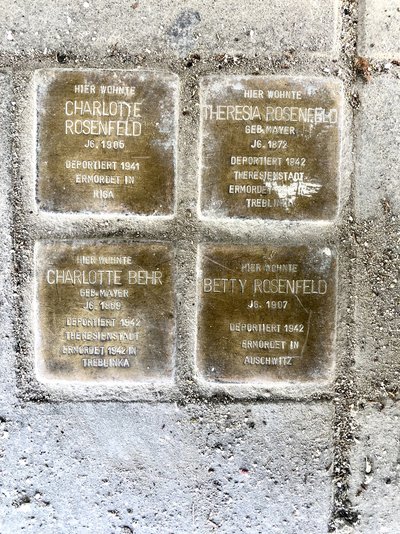 Stolpersteine, wieder von Baustaub befreit, vor dem Haus Breitscheidstraße 35 in Stuttgart. 