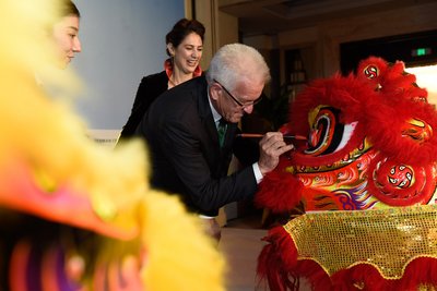 Leider hat man auch immer furchtbar viel Wichtiges zu tun. Reiseplanung müssen da andere machen. Foto: Staatsministerium BW/Reiner Pfisterer